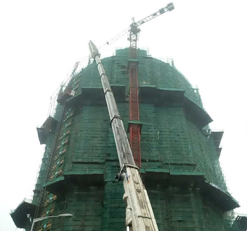 大祥吊车在工地上作业